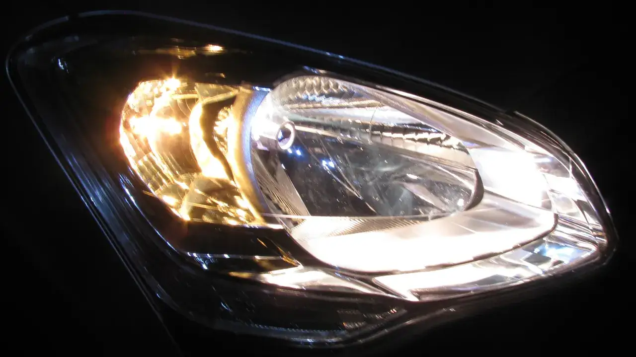 Bilens str&aring;lkastare lyser starkt, en modern led h4 som sk&auml;r genom m&ouml;rkret.