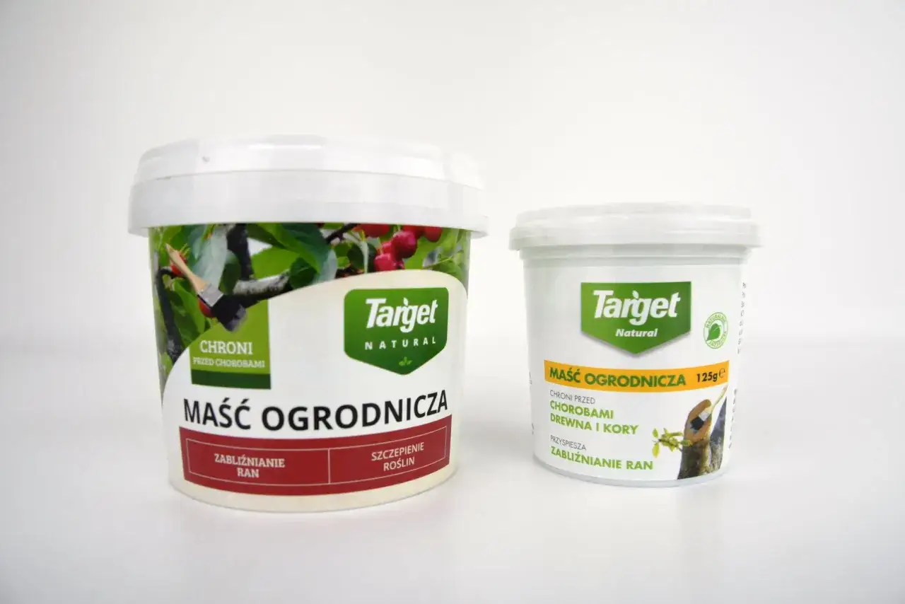 Dwa opakowania maści ogrodniczej Target Natural. Jedno większe, drugie mniejsze, oba z etykietami informującymi o ochronie roślin i przyspieszaniu gojenia ran.
