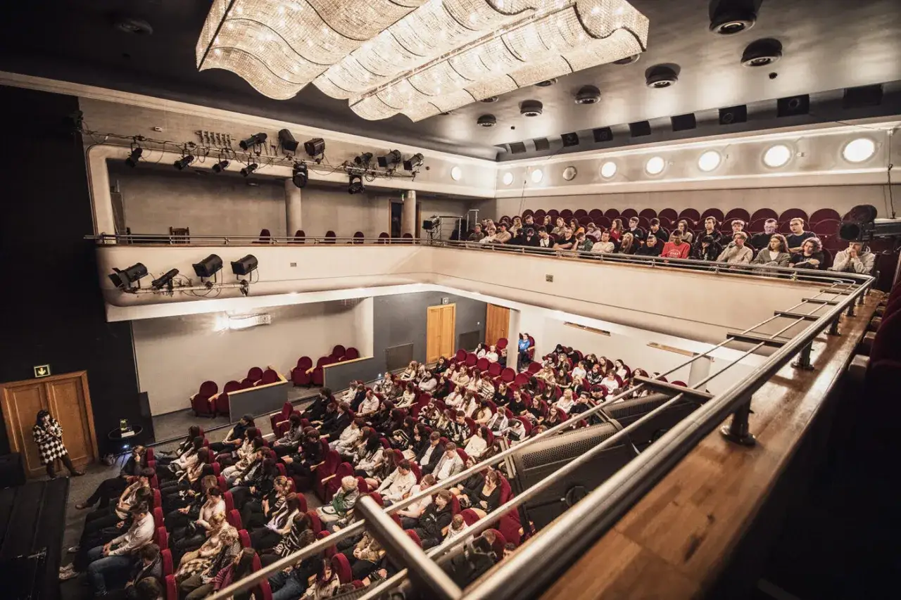 Widownia teatru wypełniona widzami, gotowymi na kolejne punkty repertuaru teatru zagłębia.