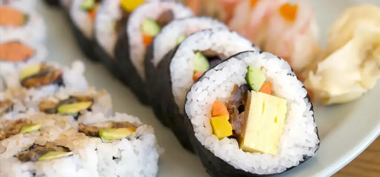 Rolki sushi z awokado, ogórkiem i omletem. Idealne, gdy zastanawiasz się, jak zrobić sushi.