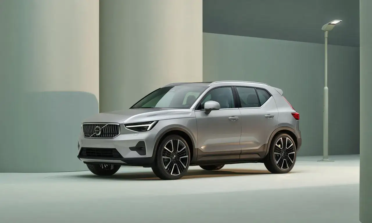 Srebrne Volvo XC40 prezentuje się elegancko, choć niektórzy użytkownicy wskazują na pewne wady tego modelu, jak np. ograniczona widoczność z tyłu.