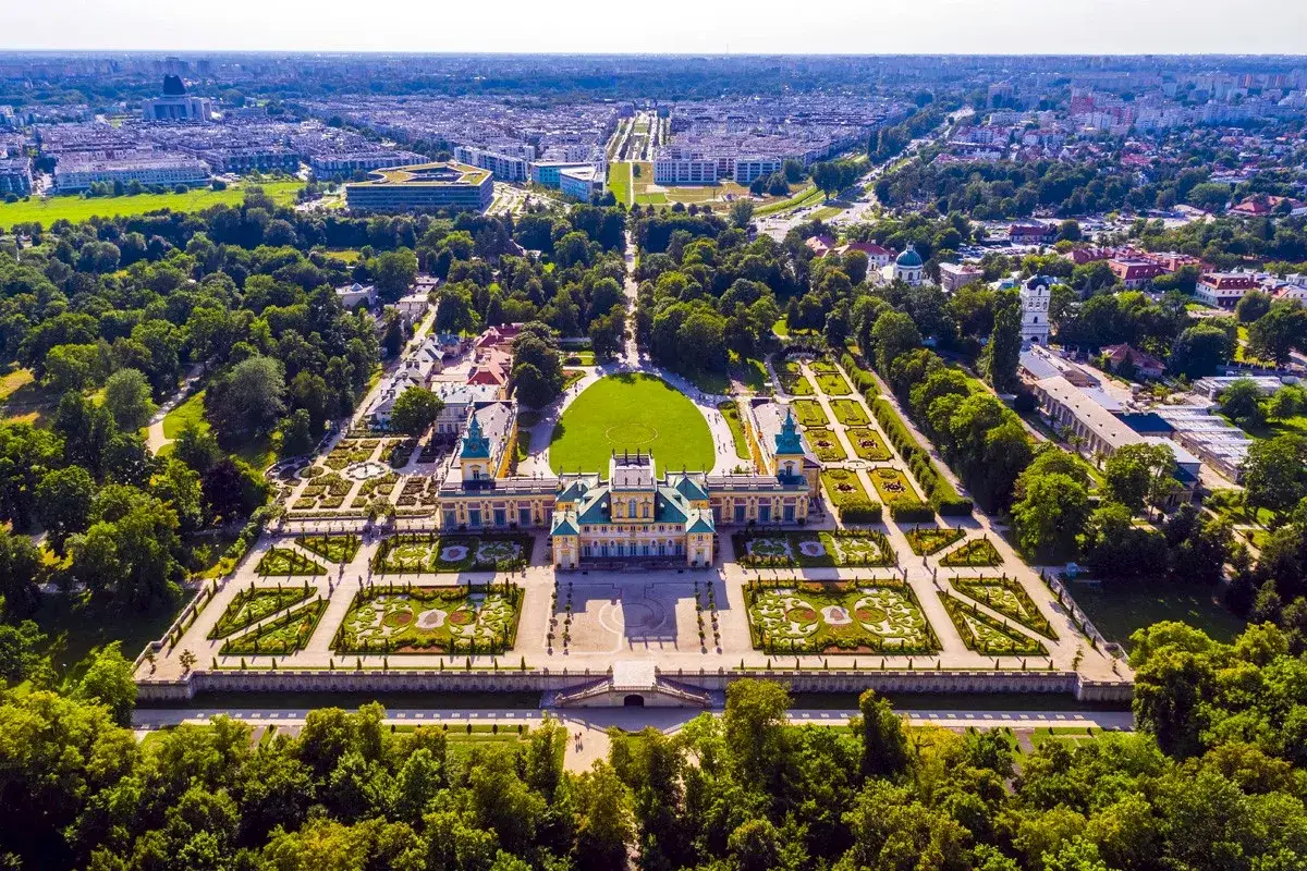 Pałac w Wilanowie zachwyca barokową architekturą i geometrycznymi ogrodami. Można zobaczyć tu m.in. pałac, oranżerię i wieżę widokową.
