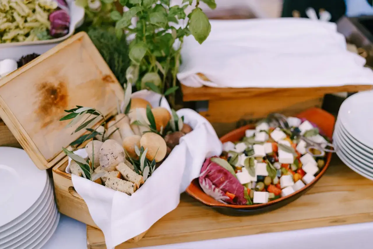 Pyszne pieczywo i sałatka grecka na weselnym stole. Sprawdź catering na wesele cennik, by zaplanować swój wyjątkowy dzień.