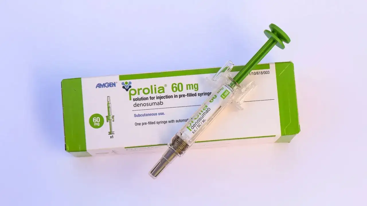 Zastrzyk Prolia 60 mg z denosumabem. Pytanie, czy Prolia jest bezpieczna, jest kluczowe dla pacjentów.