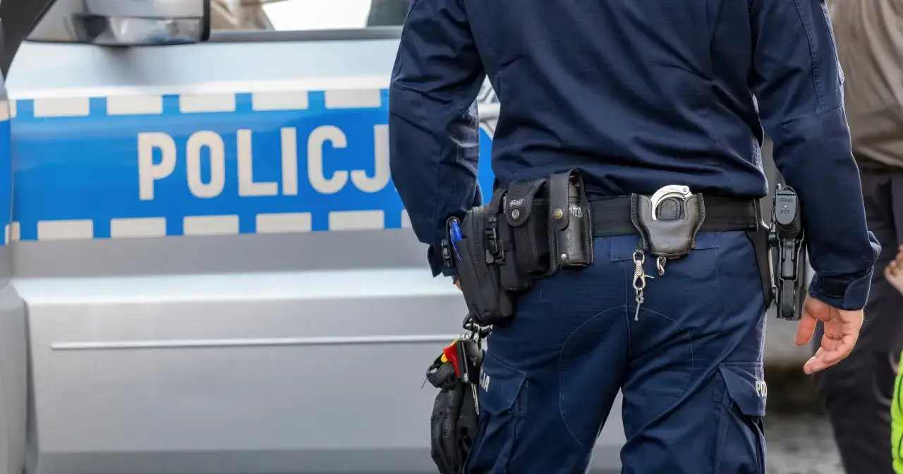 Policjant i pracownik biurowy porównanie