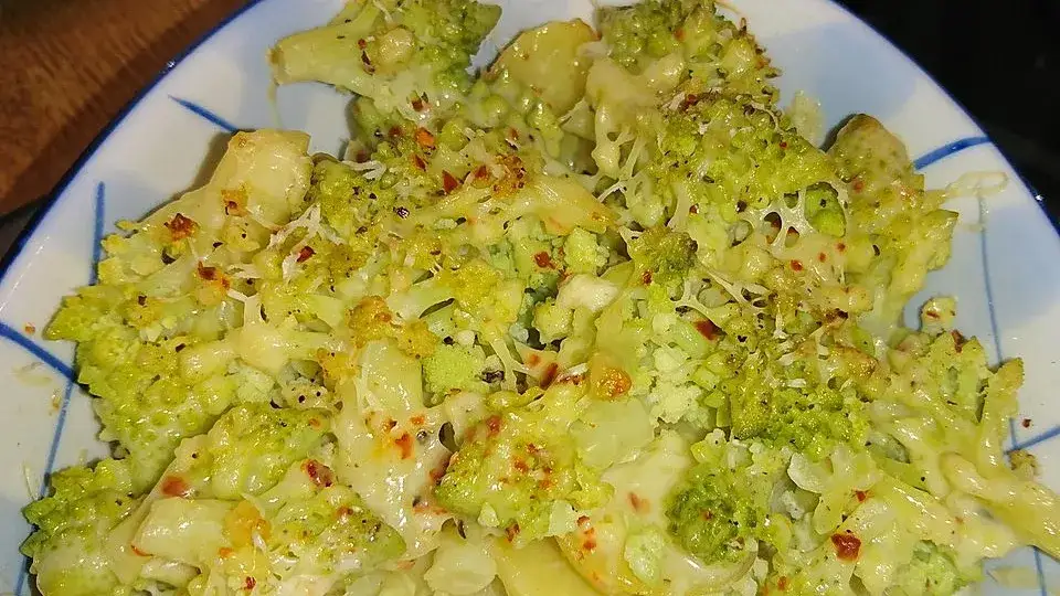 Herzhafter Romanesco Kartoffel Auflauf mit Käse überbacken