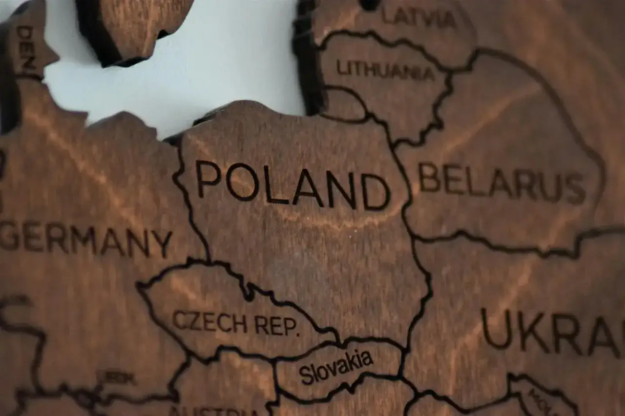 Drewniana mapa Europy. Widoczna Polska, Niemcy, Czechy, Słowacja, Litwa, Łotwa, Białoruś i Ukraina. Czy na Litwę trzeba paszport?