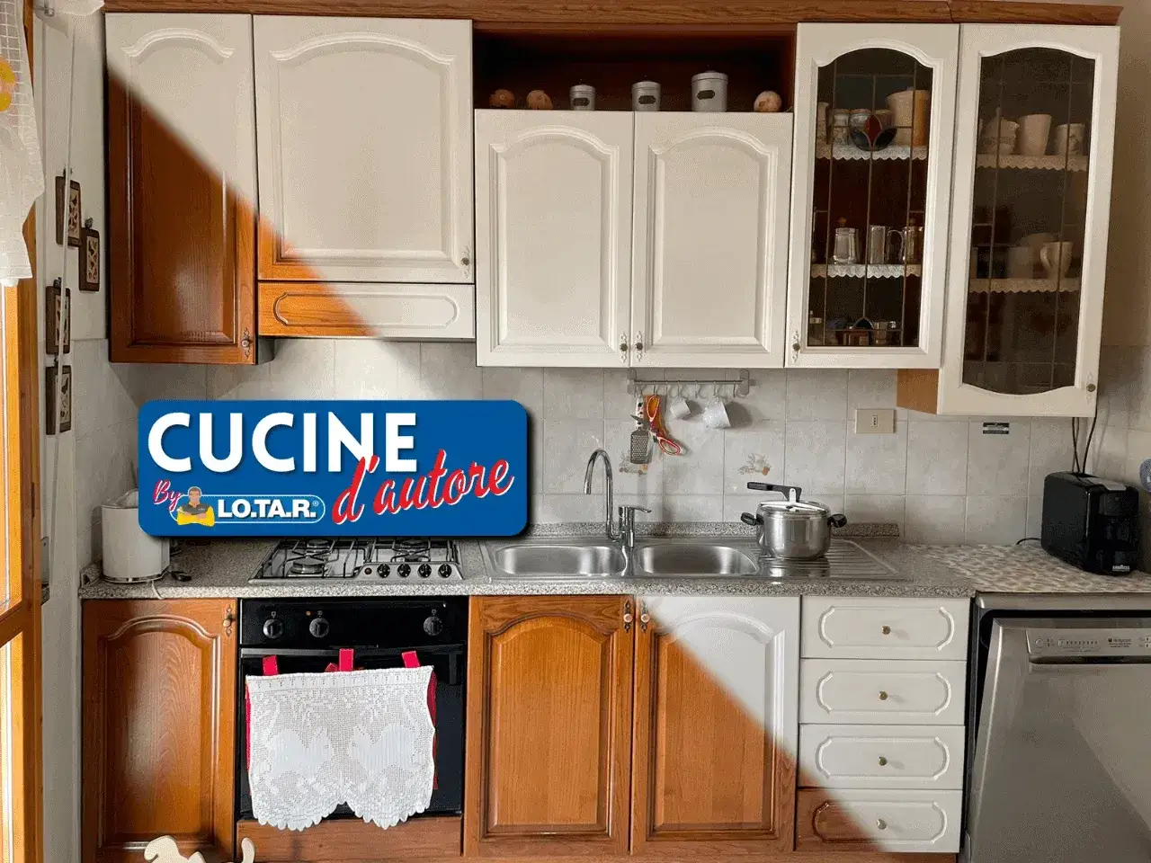 Prima e dopo: ante cucina legno verniciate di bianco. Rinnovamento completo per un look fresco e moderno.