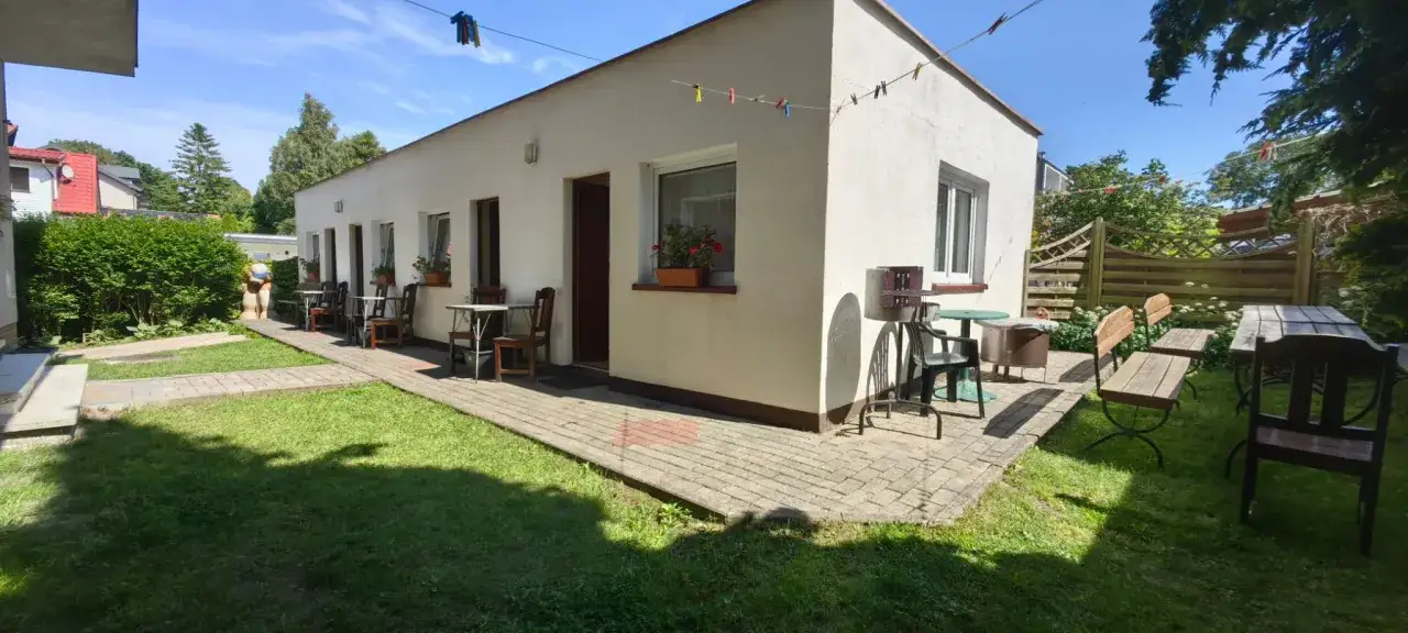 Uroczy ogród z miejscami do siedzenia, idealny na relaks w Jastrzębia Góra Royal.