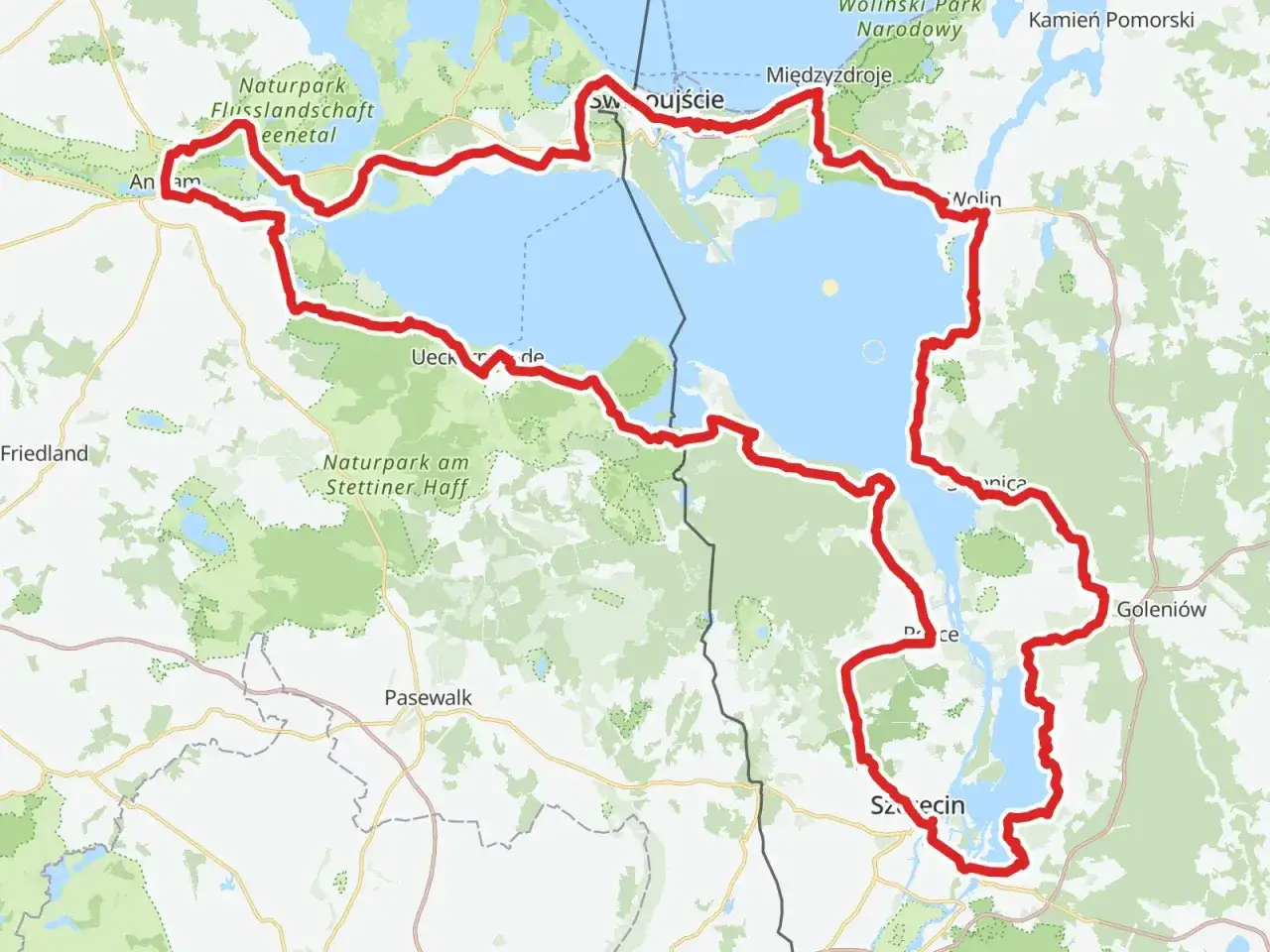 Trasa pojezierzy zachodnich okrąża Zalew Szczeciński, prowadząc przez parki narodowe i malownicze tereny.