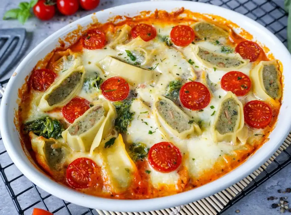 Herzhafter Maultaschen Auflauf mit geschmolzenem Käse, Kirschtomaten und Brokkoli. Ein Genuss für die ganze Familie.