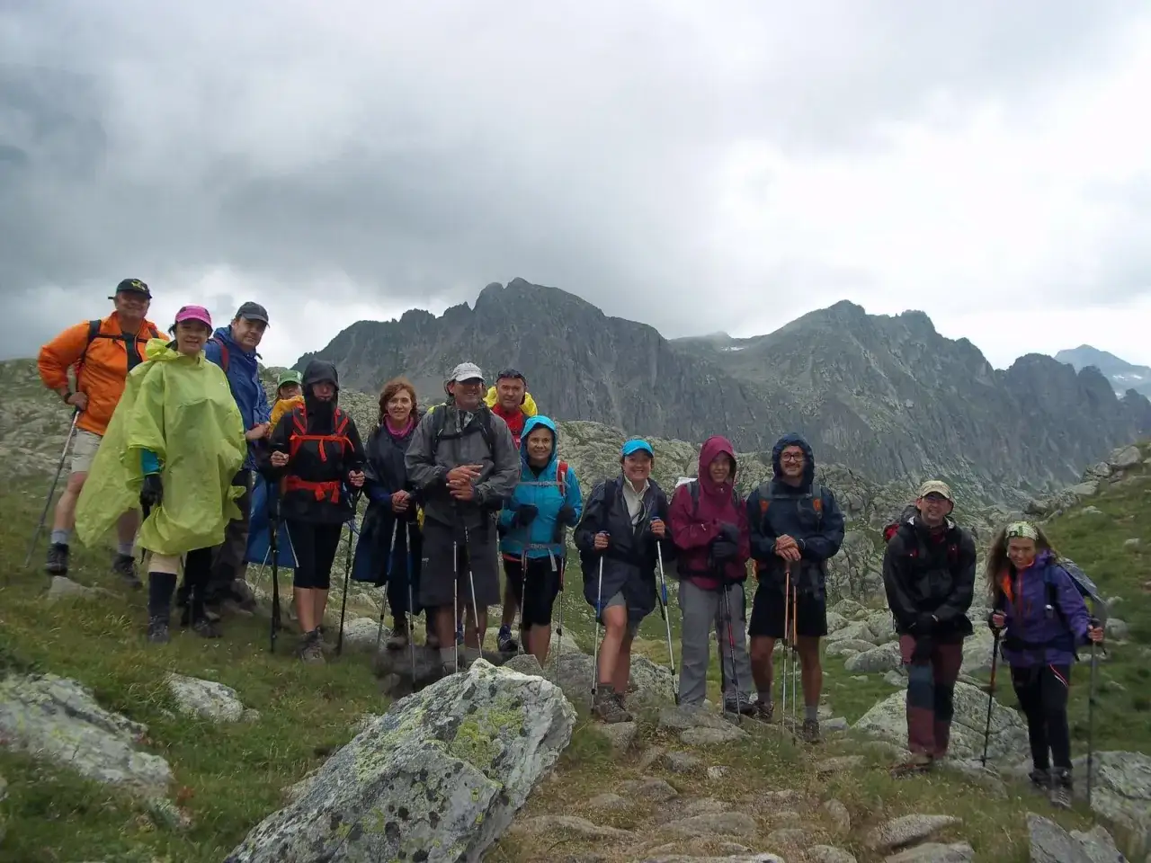 Grupo de excursionistas listos para la aventura. El senderismo consiste en caminar por la monta&ntilde;a, disfrutando del paisaje y el ejercicio.