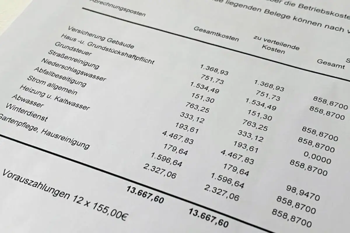Abrechnung mit Posten wie Versicherung, Grundsteuer, Strom und Heizung. Hilfe bei der Nebenkostenabrechnung für Mieter.