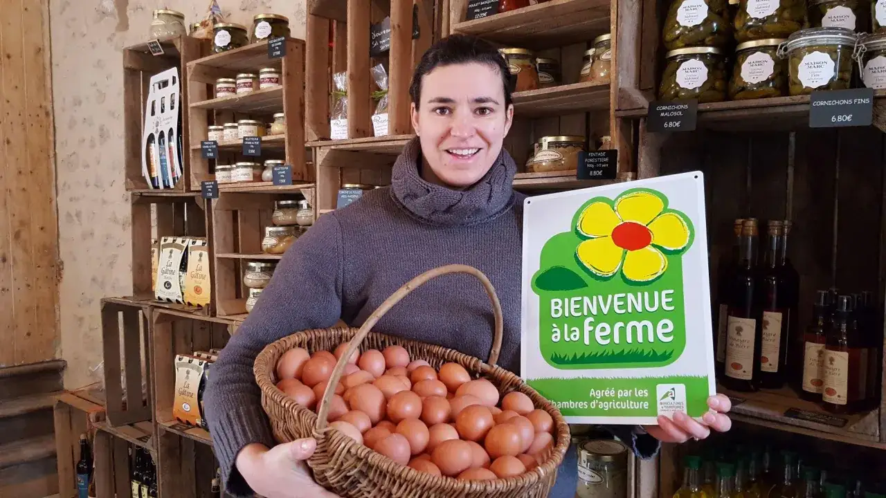 Une fermière souriante tient un panier d'œufs frais et un panneau