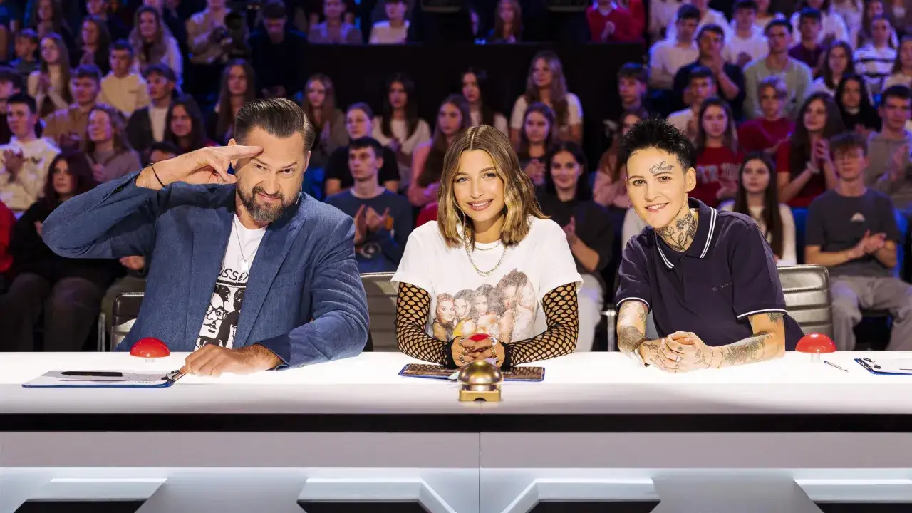 Trzech jurorów muzycznego show siedzi przy stole. Kto zastąpi kontrowersyjnego jurora w nowym sezonie?