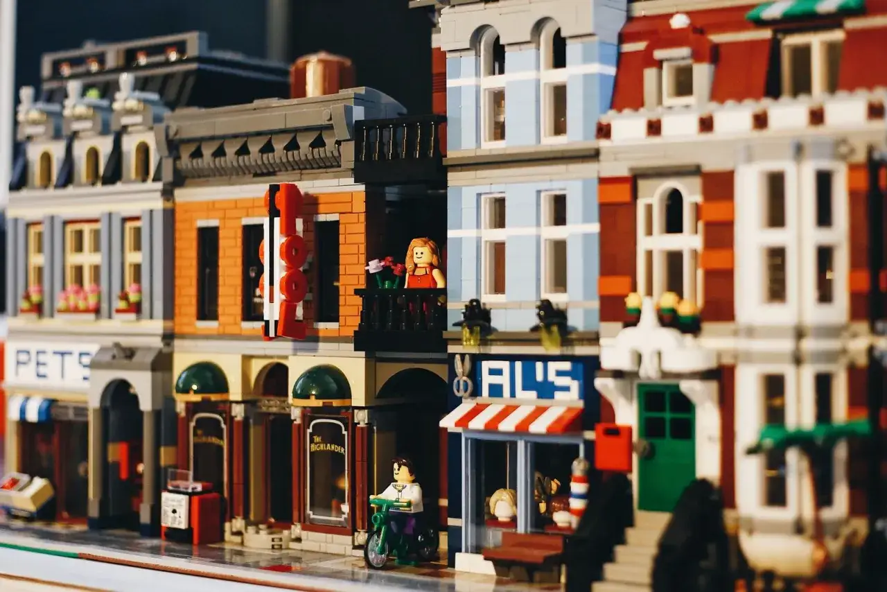 Detailreiche LEGO-Stadt mit Geschäften wie