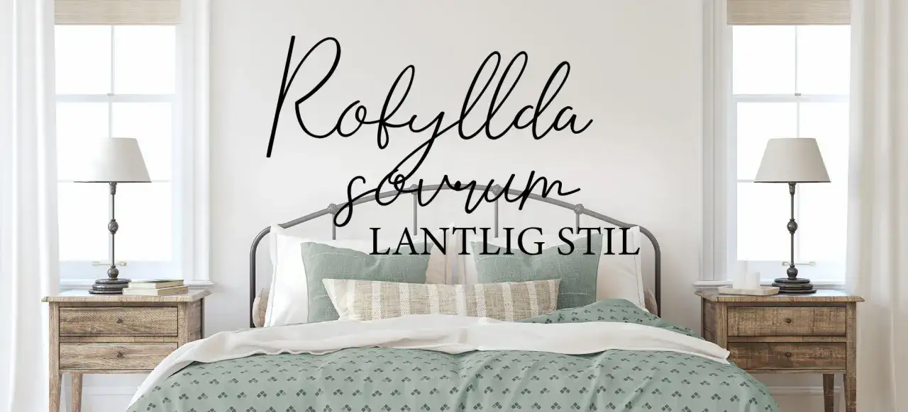 Sovrumsinredning i lantlig stil. Säng med gröna och beige kuddar, sängkläder med mönster, nattduksbord i trä och lampor.