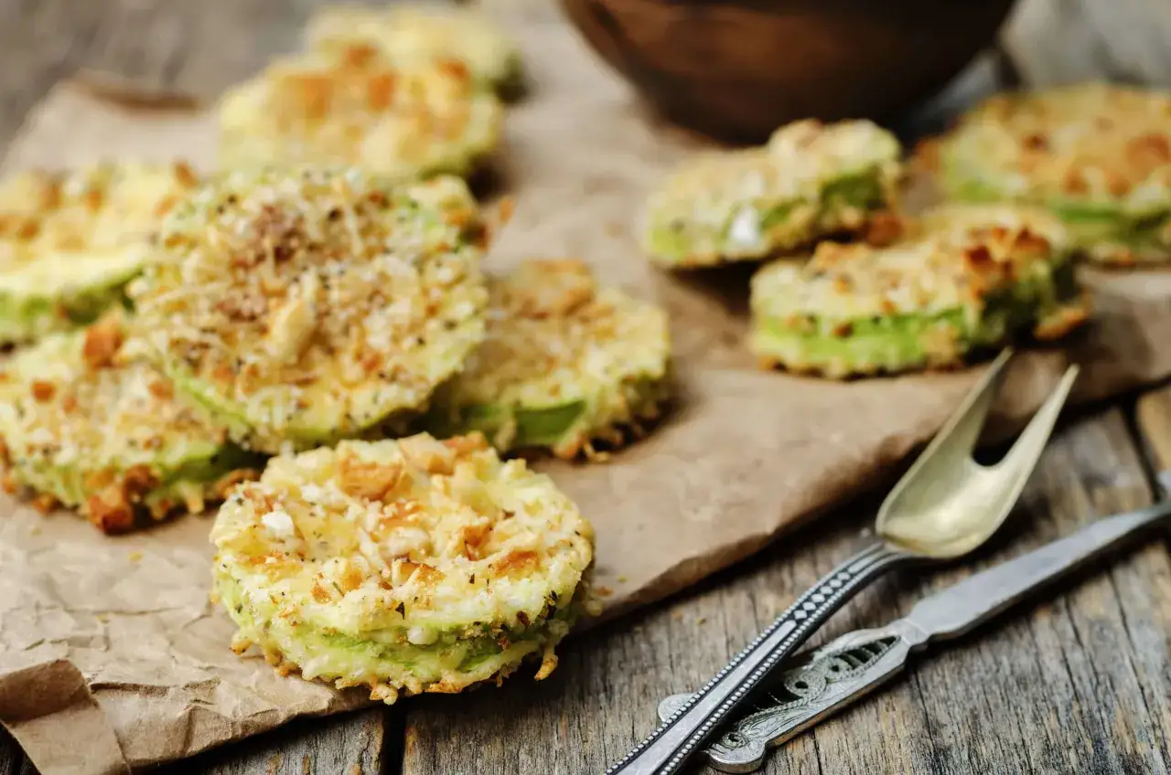 Rondes de courgettes panées et dorées, prêtes à être dégustées. Une recette courgette simple et savoureuse.
