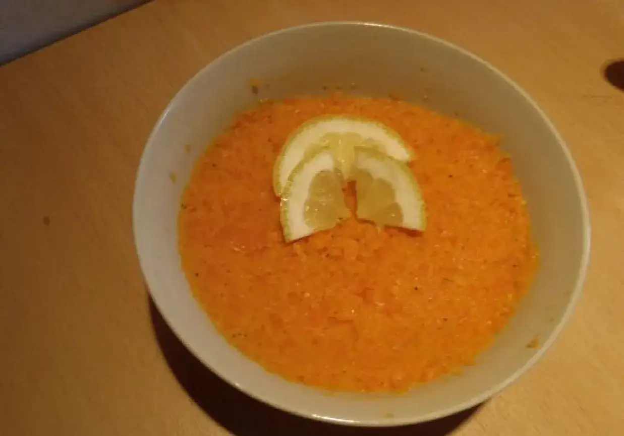 Aksamitne puree z marchewki, ozdobione plasterkami cytryny, czeka na spróbowanie.