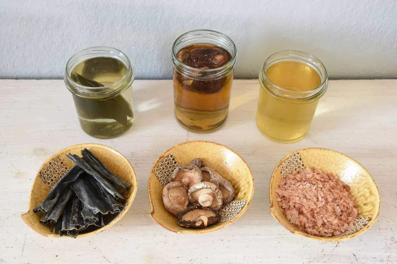 Składniki do dashi: suszone wodorosty kombu, grzyby shiitake i płatki bonito. Idealne do przygotowania wywaru.