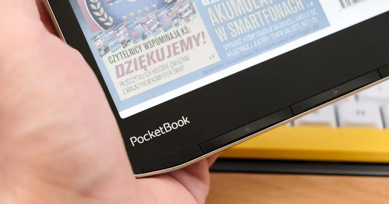stos książek pocketbook vs hardcover