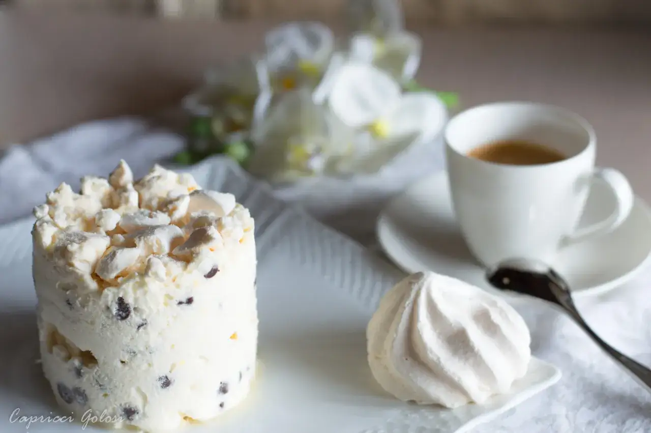 Delizioso semifreddo con gocce di cioccolato, perfetto per le tue ricette con albumi. Accompagnato da un caffè e una meringa.
