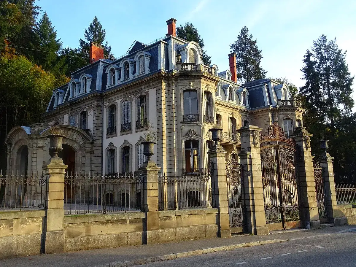 Magnifique demeure abandonn&eacute;e, parfaite pour une exploration urbex en Sarthe. L'architecture imposante et les grilles rouill&eacute;es invitent &agrave; la d&eacute;couverte.