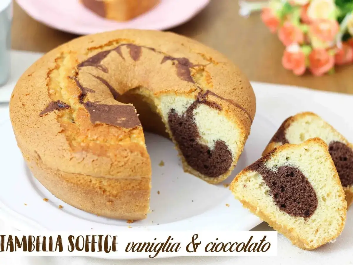 Ciambellone soffice e alto, bicolore vaniglia e cioccolato, pronto per essere gustato.