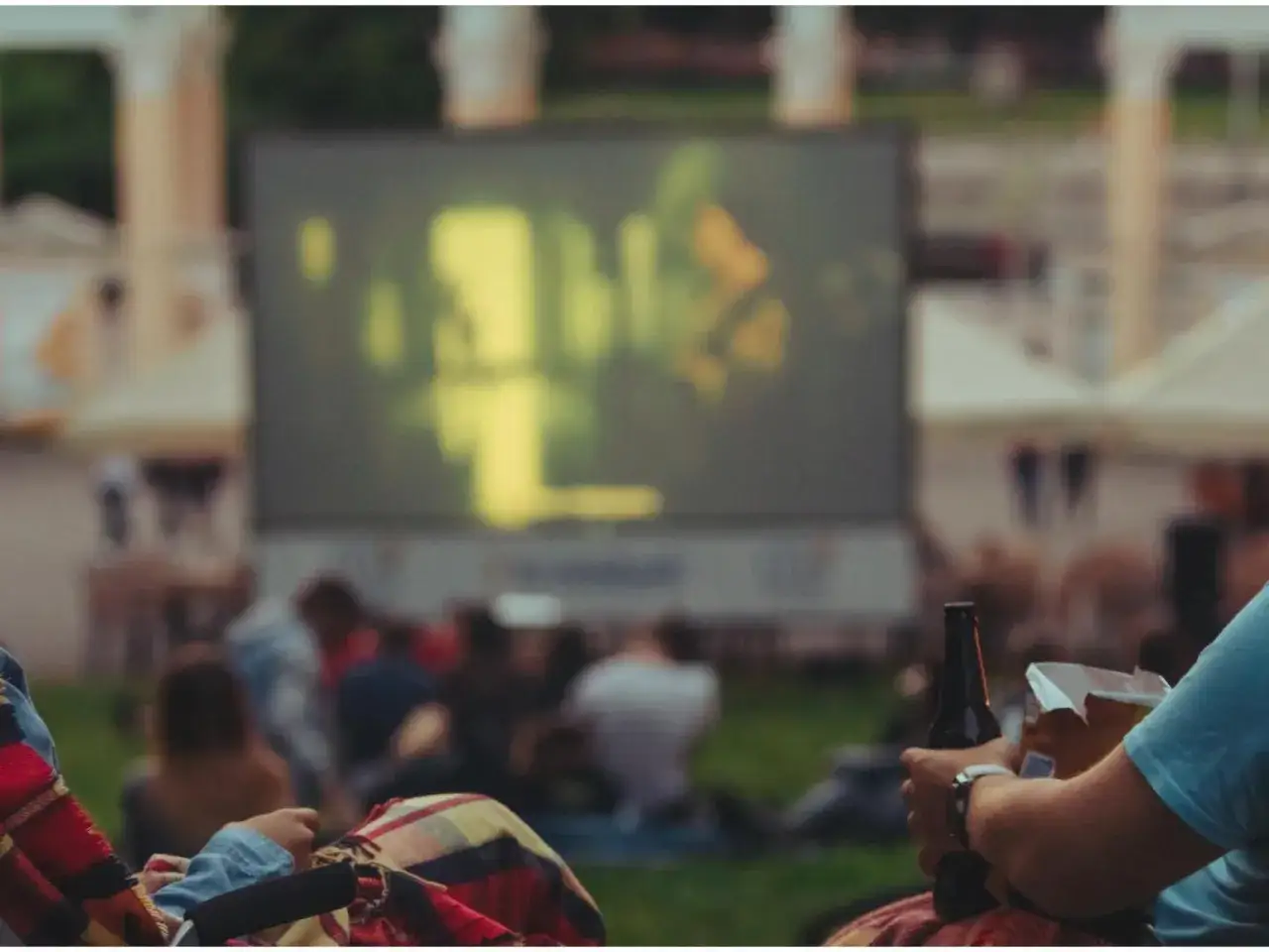 Disfrutando de una noche de cine de verano Zaragoza, con amigos y palomitas.
