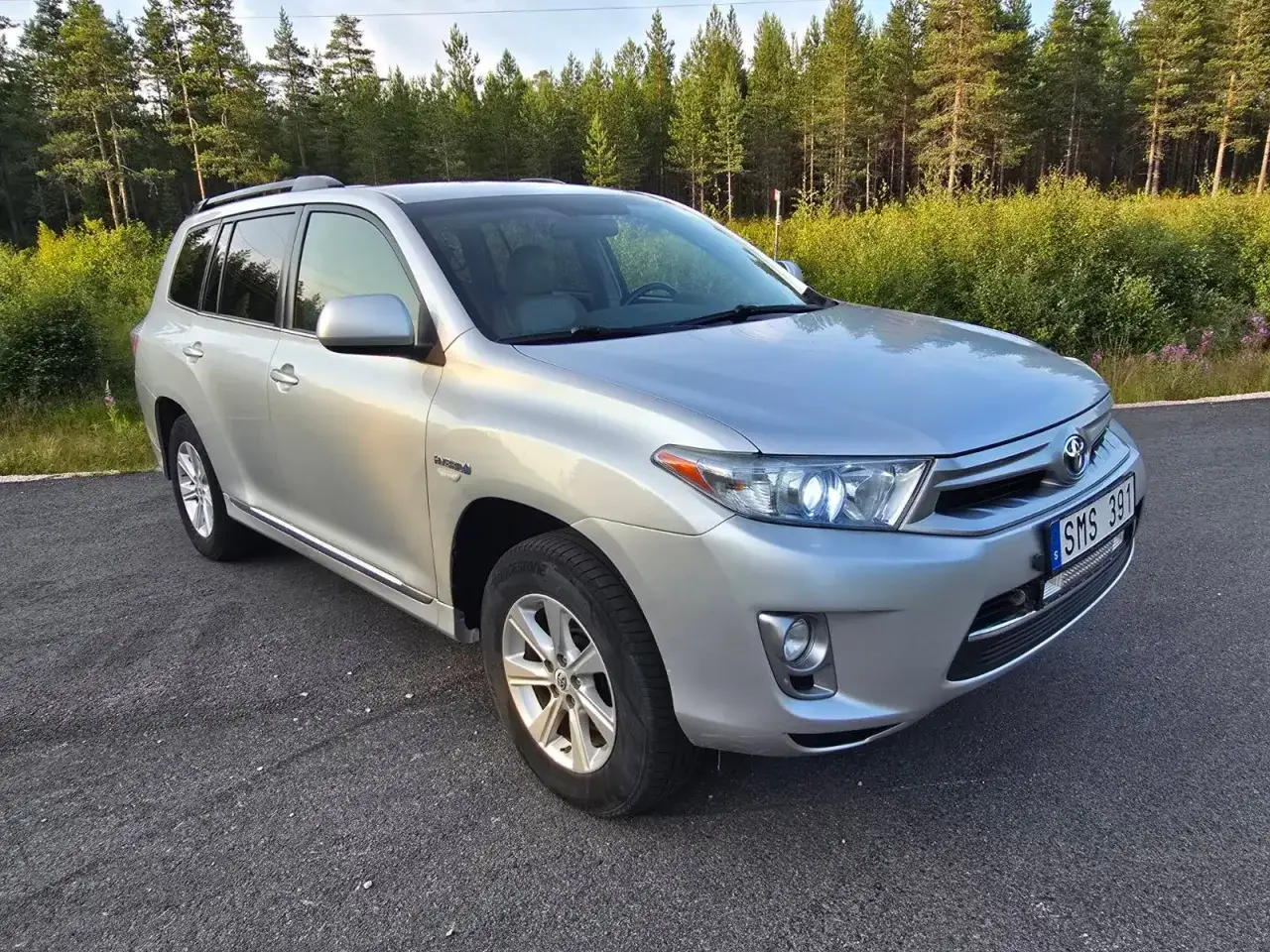 Silver Toyota Highlander Hybrid, redo att utforska Sveriges vackra landskap.