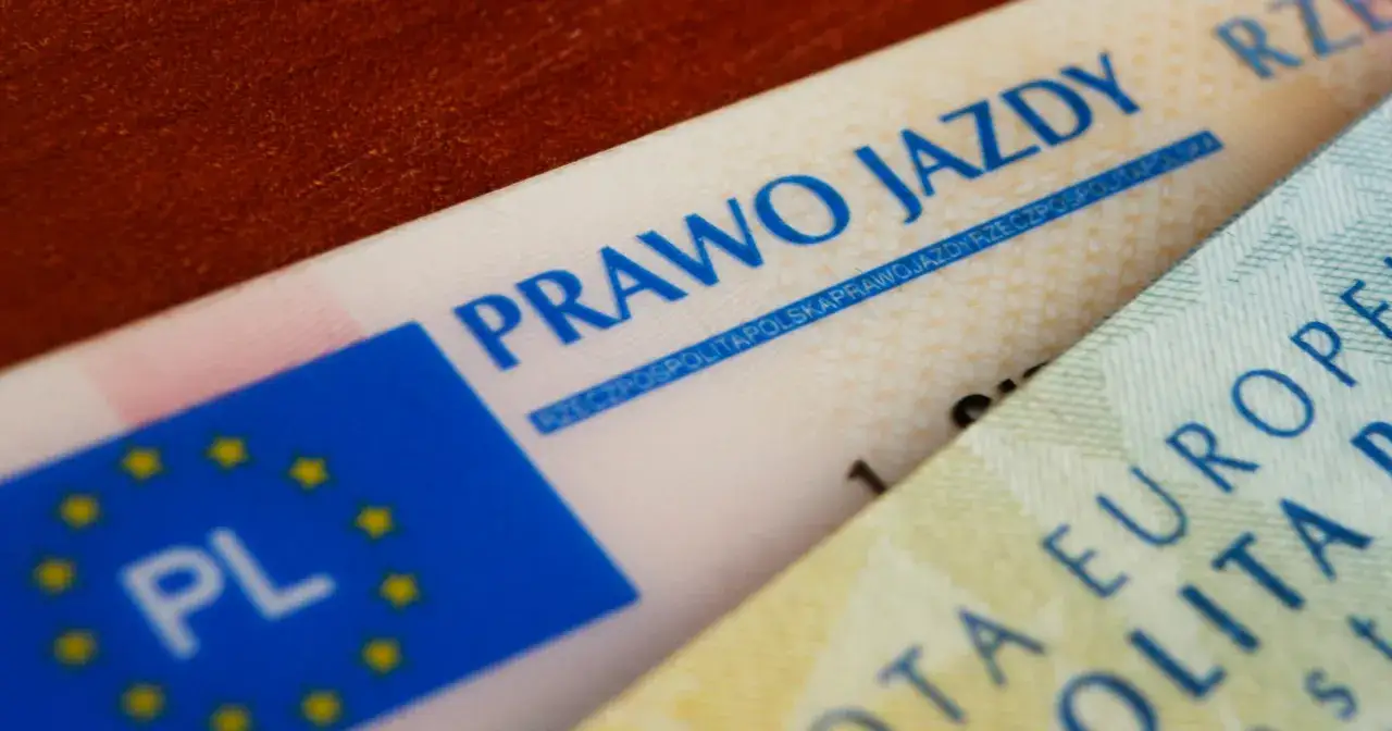 Zgubione prawo jazdy to nie tylko stres, ale i potencjalne konsekwencje. Widoczne dokumenty: prawo jazdy PL i banknot.