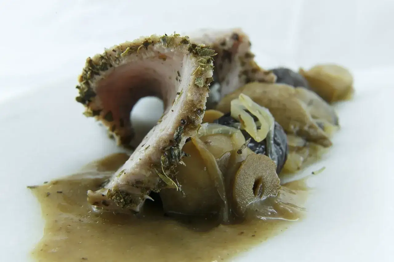 Lomo de cerdo asado con hierbas, servido con champiñones salteados y una rica salsa.
