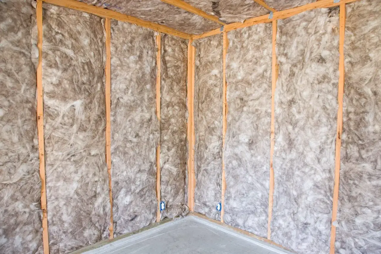 Coins de mur en bois avec isolation ouate de cellulose, pr&ecirc;te pour les finitions.