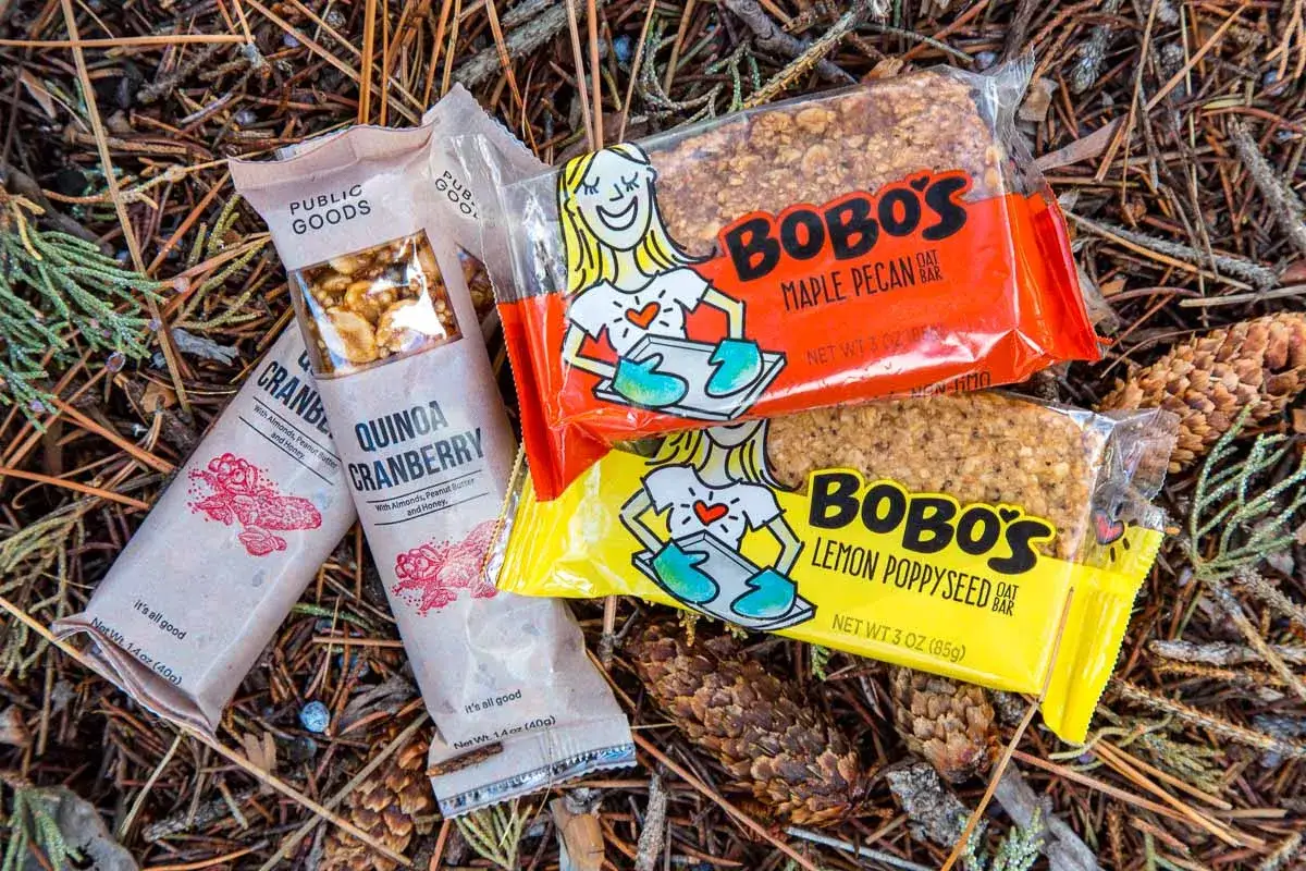 Idealne jedzenie w g&oacute;ry: batoniki Quinoa Cranberry i Bobo's Maple Pecan oraz Lemon Poppyseed.