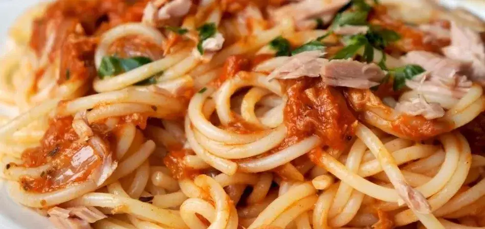 spaghetti z sosem pomidorowym z mięsem mielonym i tuńczykiem
