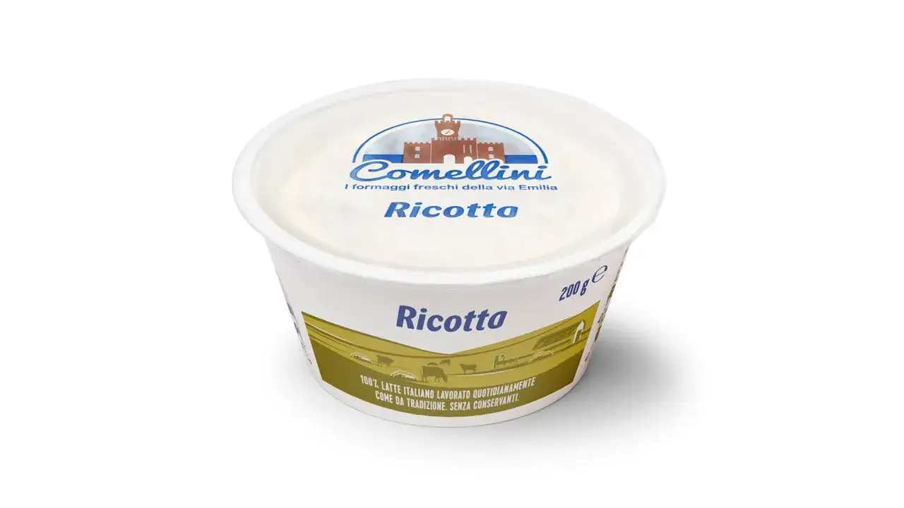 Contenitore di ricotta Comellini. Nonostante la sua leggerezza, alcuni temono che la ricotta fa ingrassare, ma è un alimento versatile.