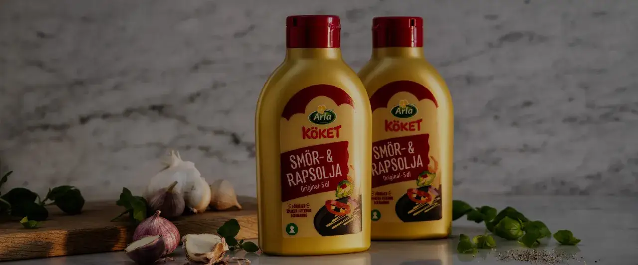 Tv&aring; flaskor Arla K&ouml;kets sm&ouml;r- & rapsolja. Trots att rapsolja kan vara farligt vid fel anv&auml;ndning, &auml;r denna produkt m&aring;ngsidig f&ouml;r matlagning.