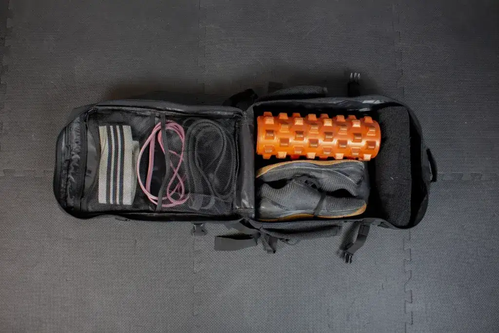 osoba pakująca torbę na crossfit