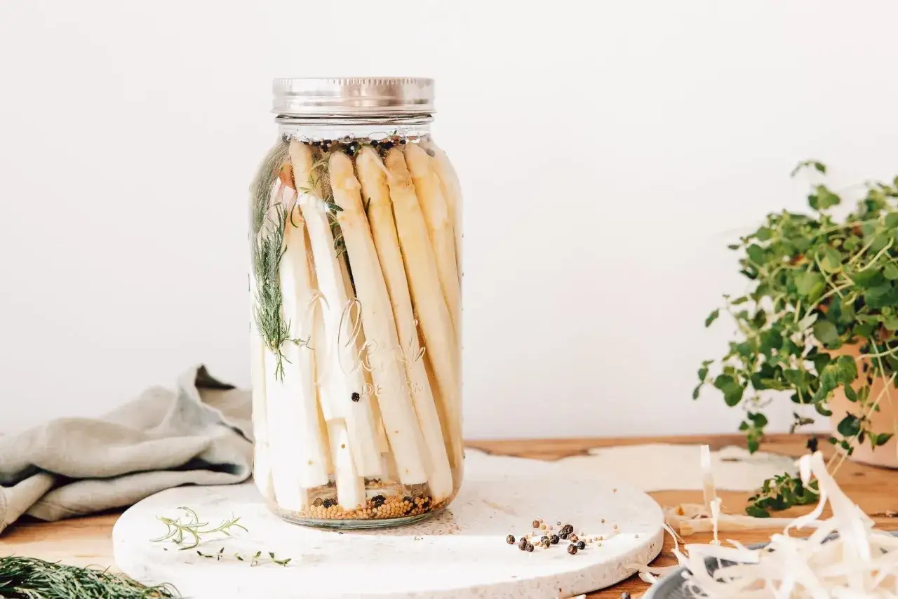 Ein Glas mit wei&szlig;em Spargel, Kr&auml;utern und Gew&uuml;rzen, bereit zum spargel fermentieren.