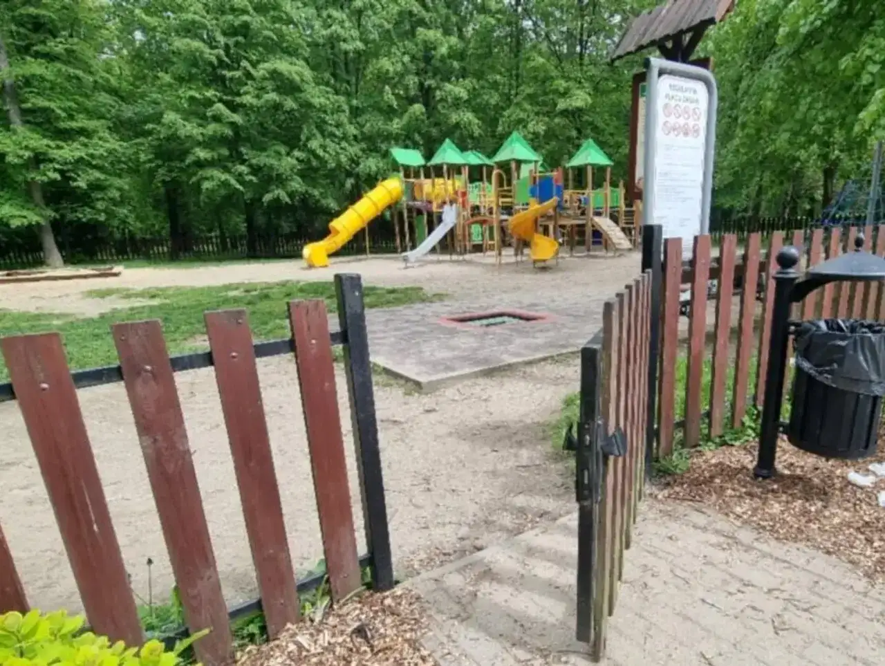 Plac zabaw w Gorlicach oferuje mn&oacute;stwo atrakcji dla dzieci: zjeżdżalnie, huśtawki i piaskownice. Idealne miejsce na rodzinne popołudnie.