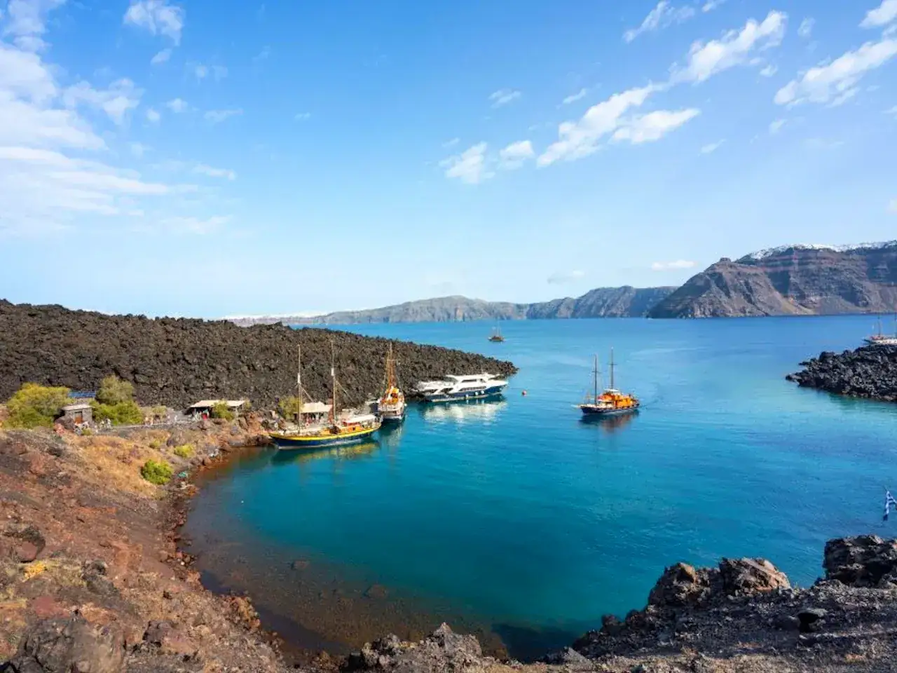 Rejs po kalderze Santorini wulkan