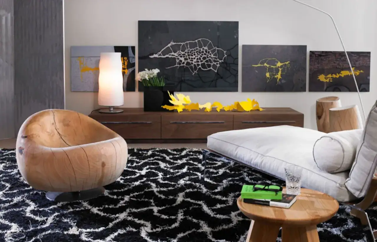 Modernes Wohnzimmer mit Holzstuhl, wei&szlig;em Sofa und Kunst an der Wand. Ein Hauch von Feng Shui durch die nat&uuml;rliche Einrichtung und die harmonische Anordnung.