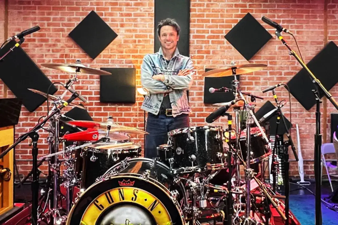 Perkusista Guns N' Roses, Frank Ferrer, pozuje przy swoim zestawie perkusyjnym w studiu nagraniowym.
