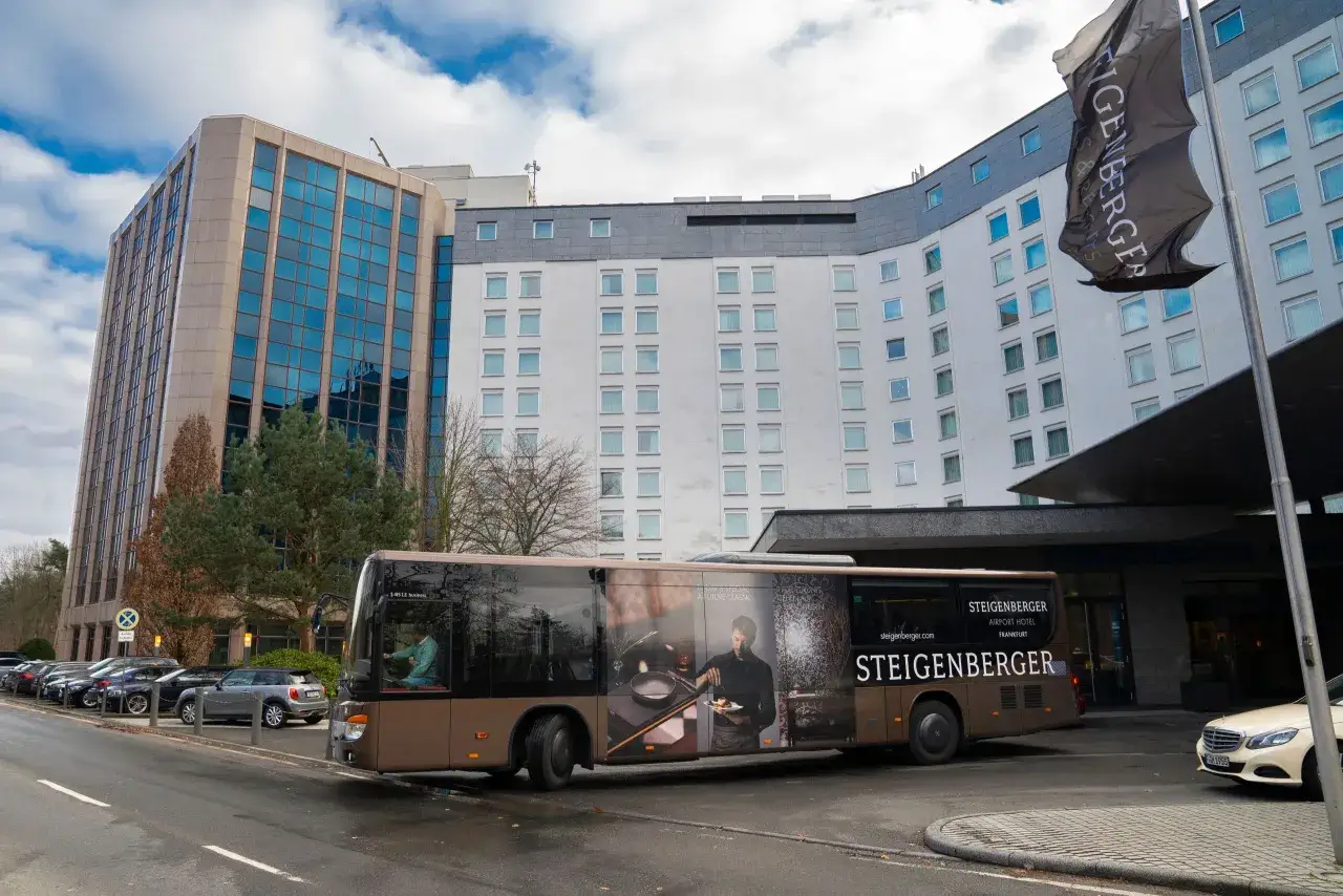 Steigenberger Airport Hotel Frankfurt Au&szlig;enansicht Shuttle