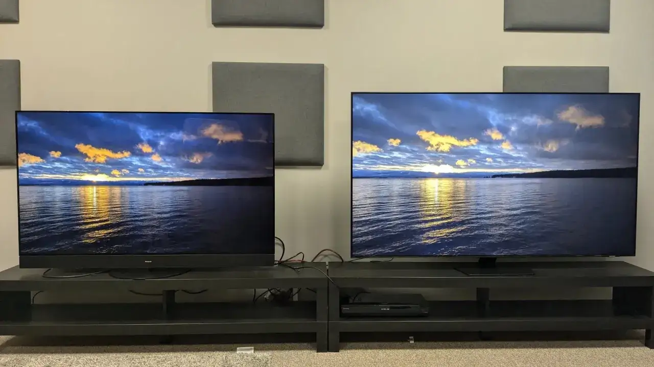 Dwa telewizory prezentują zachód słońca nad jeziorem. Czy to oled czy mini led, oba wyświetlają żywe kolory i głębokie czernie.
