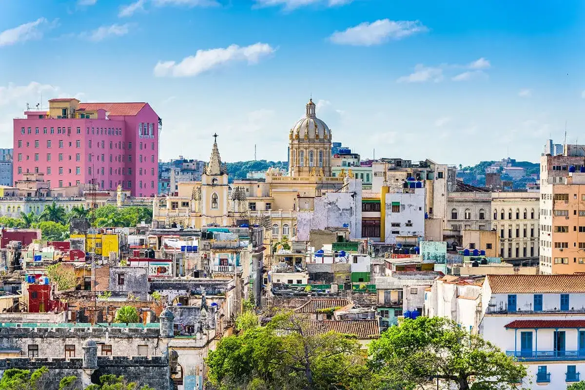 El mejor época para ir a Cuba es cuando el cielo azul y las coloridas edificaciones de La Habana crean un paisaje vibrante.
