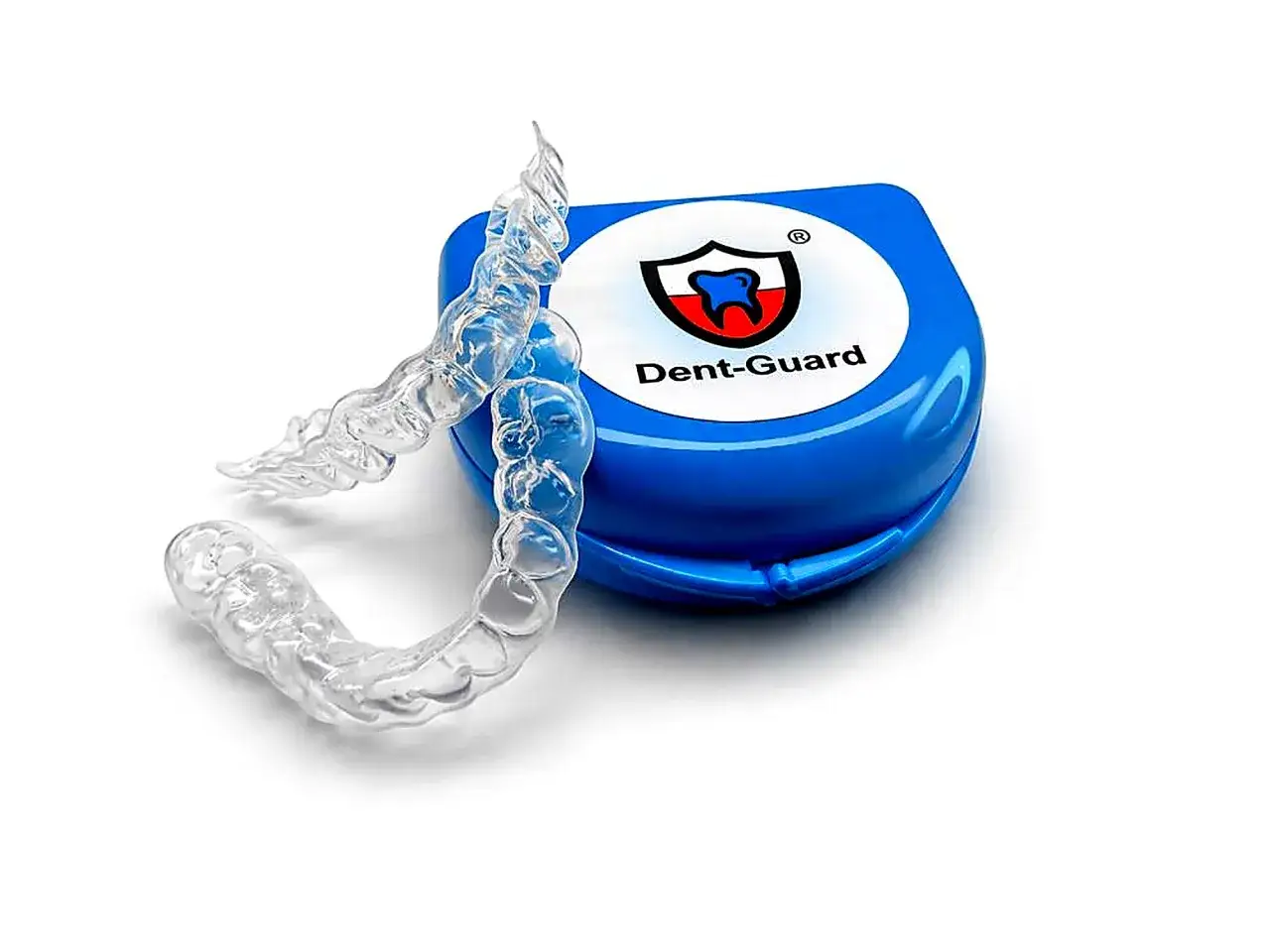 Przezroczyste nakładki do wybielania zębów leżą obok niebieskiego etui Dent-Guard.