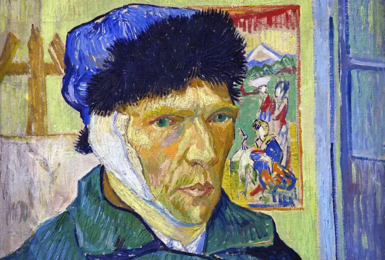 Van Gogh życiorys: autoportret artysty z zabandażowanym uchem, w tle japońskie drzeworyty.