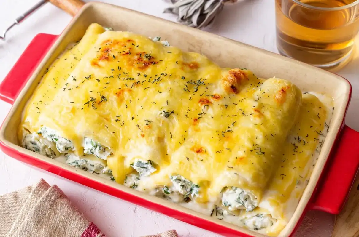 Pyszne cannelloni z mięsem mielonym i sosem beszamelowym, zapieczone pod złotym serem. Idealny przepis na obiad.