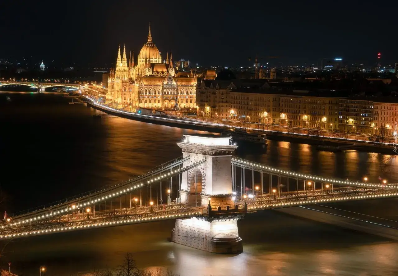 Nocny widok na Dunaj, Most Łańcuchowy i Parlament. Idealny plan na budapeszt na weekend.